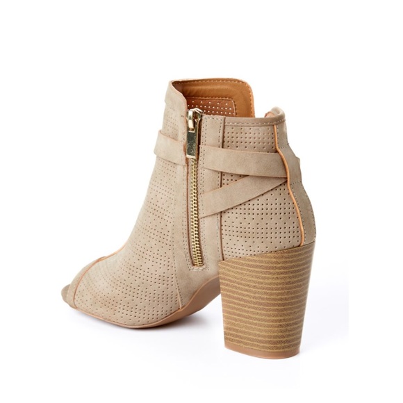 ✨HP✨ Cute Pinhole Buckle Booties - Picture 5 of 7